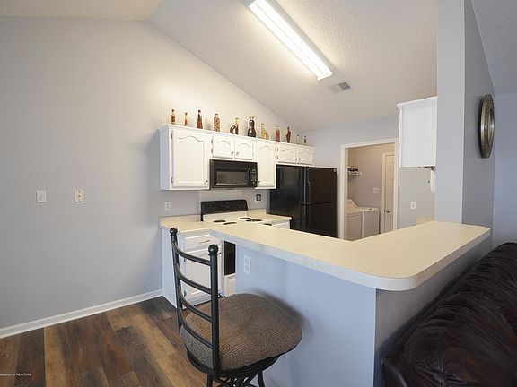 4th image of 8118 Manhatten Dr