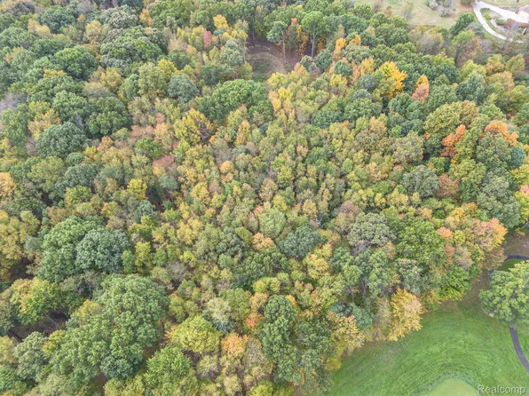 1570 Lone Tree Rd, Milford, MI 48380