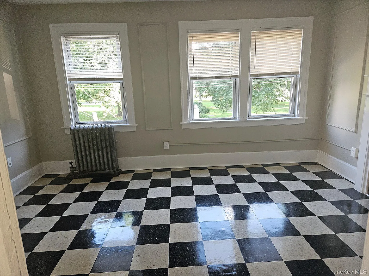 3 bed, 1.0 bath, 700 sqft, $1,900 — Photo 4