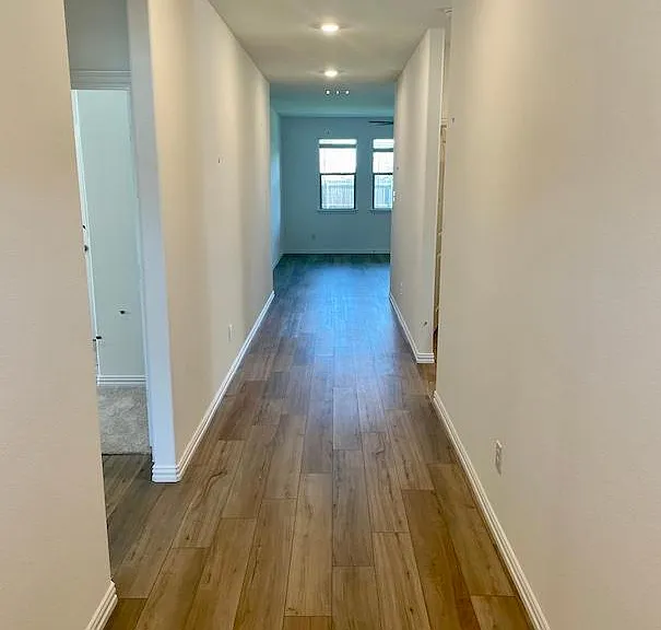814 Blackhawk Dr — Photo 2