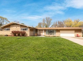 2114 W Apple Tree Rd, Glendale, WI 53209