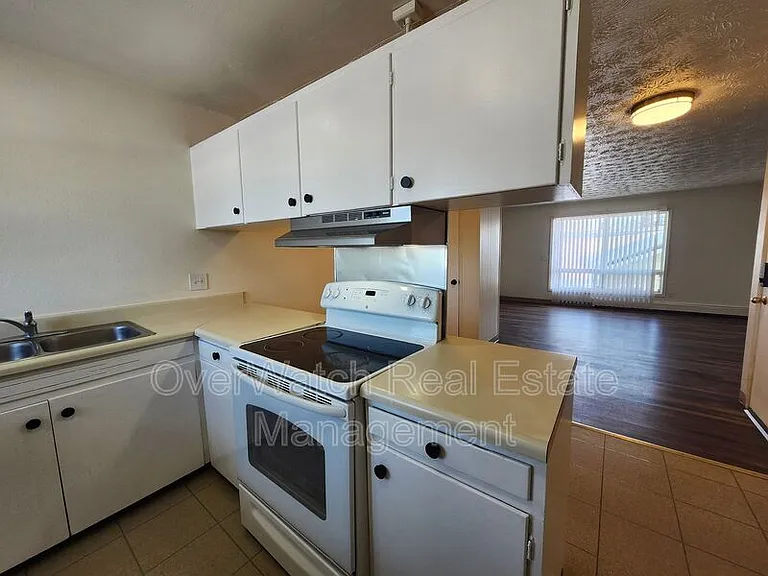 3925 E 9th Ave #5 — Photo 5