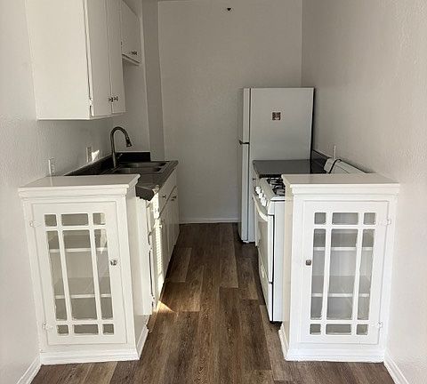 5th image of 1929 Whitley Ave #201