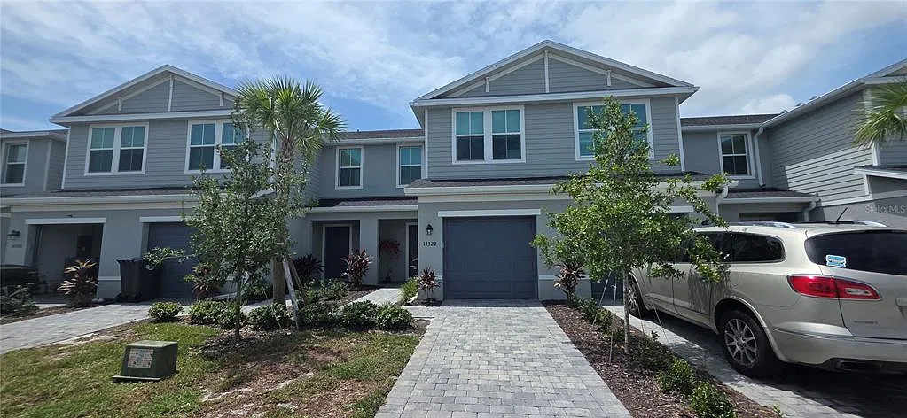 3 bed, 2.5 bath, 1347 sqft, $2,400 — Photo 2