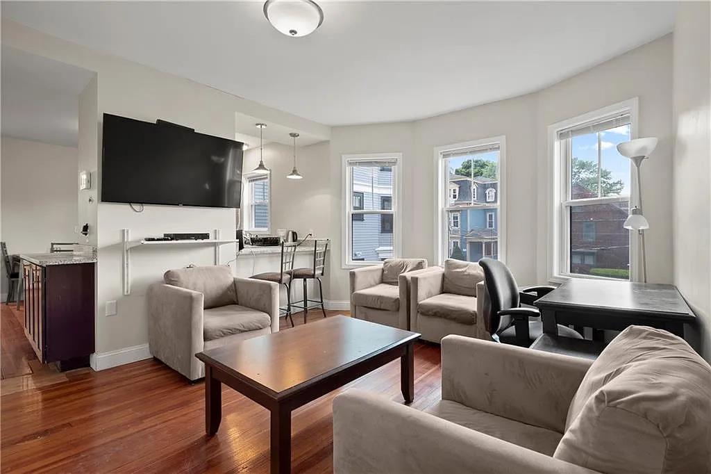 4 bed, 1400 sqft, $4,200 — Photo 1