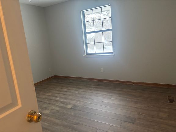 3rd image of 215 W 132nd St #215