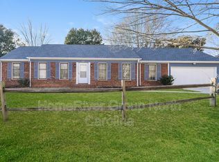 5117 Chestnut Lake Dr, Charlotte, NC 28227