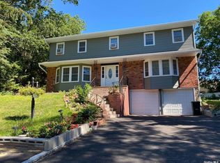 10 Ethel Ct, Wheatley Heights, NY 11798