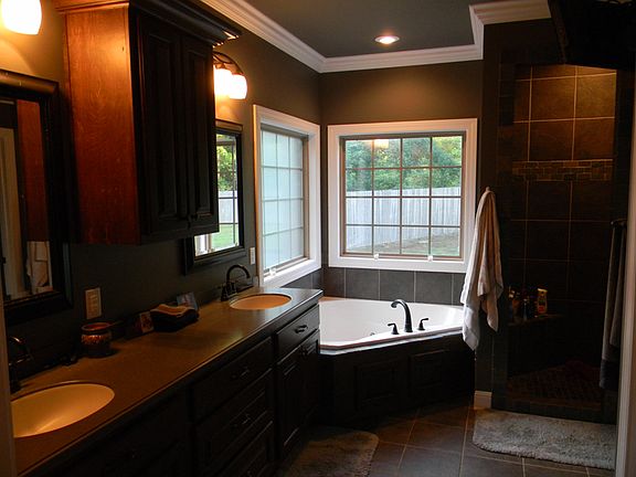 Master bath w/ walk-i-shower