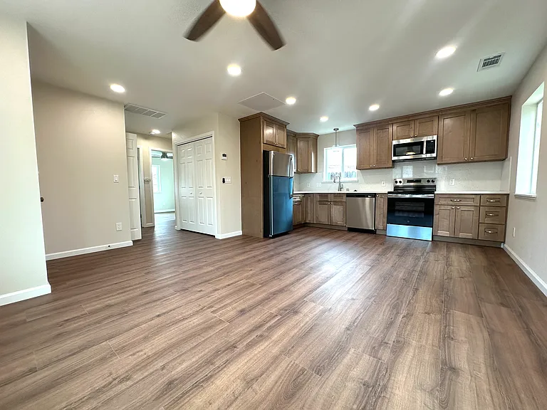 404 Albrecht St — Photo 16