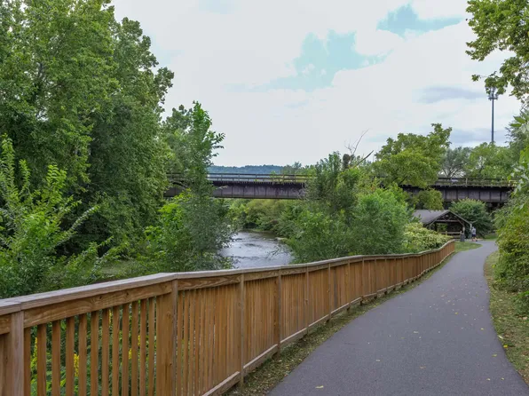 325 Shiloh Ave, Waynesboro, VA 22980