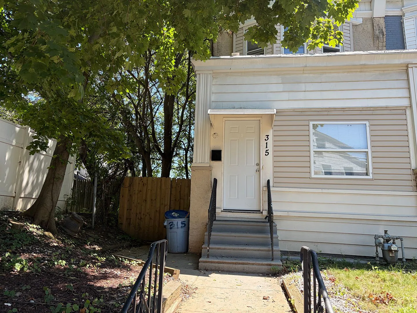 Spacious 4 Bdrm Home With Yard! Ready For You To Call It Home! — Photo 1