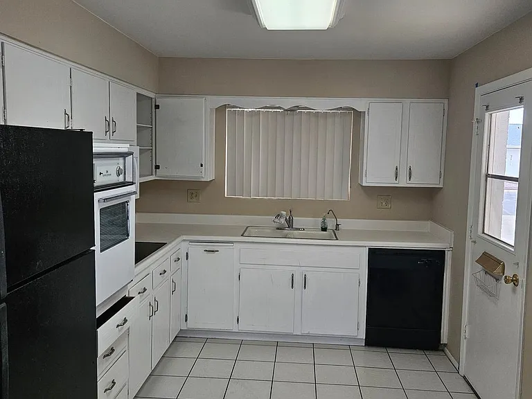 10010 W Andover Ave — Photo 3