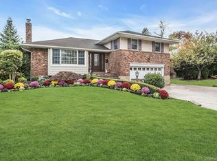 944 Plum Tree Rd W, Westbury, NY 11590