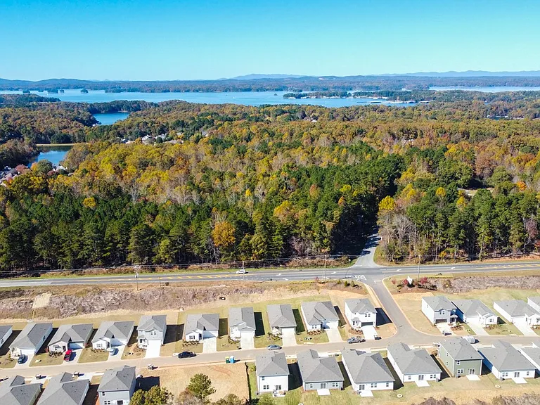 Beacon Lake Lanier — Photo 8