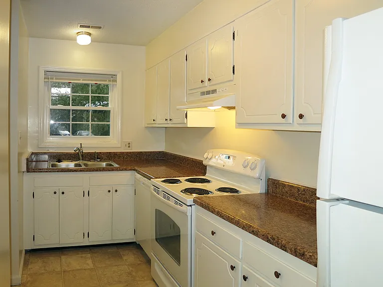 400 Davie Rd #8 — Photo 6