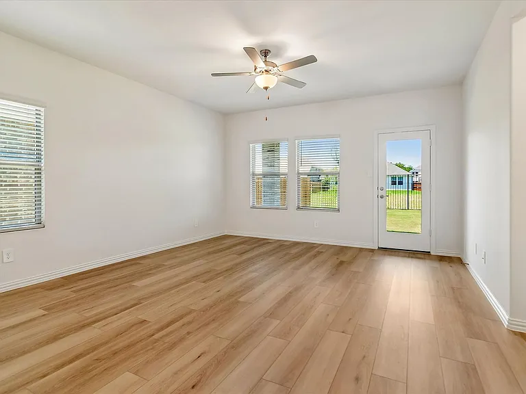 1404 Bridgestone Dr — Photo 6