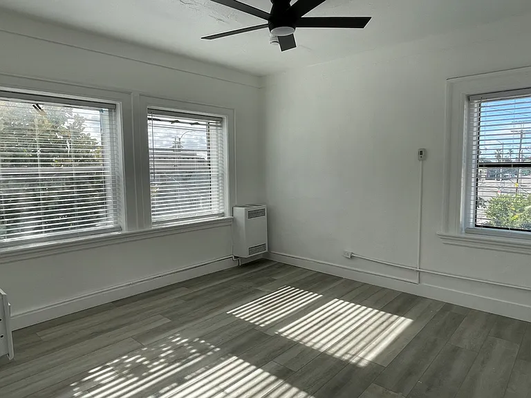 Catalina Court — Photo 20