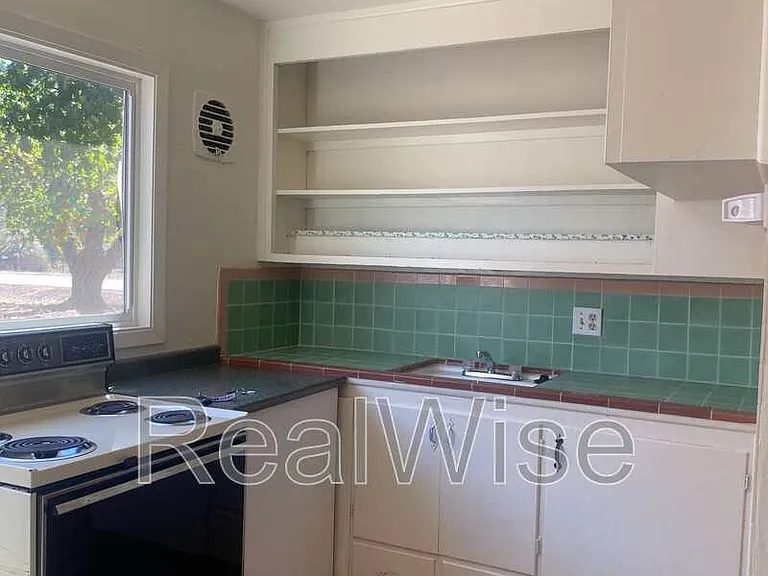 3028 NE Douglas Ave — Photo 5