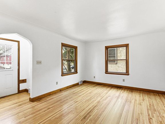 4th image of 1217 Cook Ave E