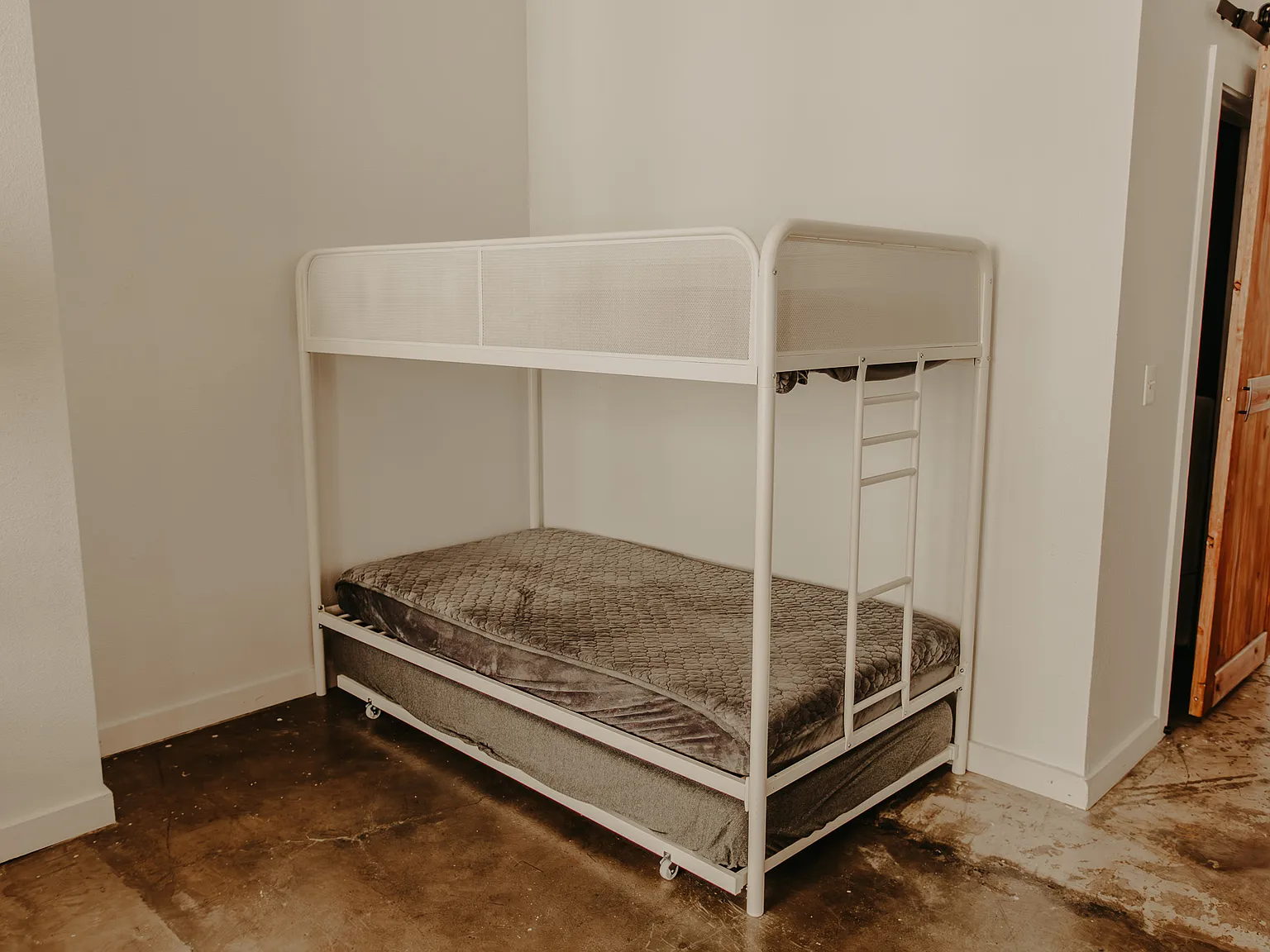 1 bed, 1028 sqft, $1,300 — Photo 4