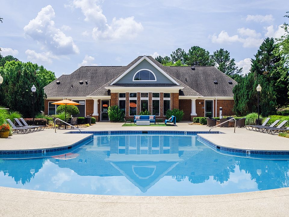 Resort-style Swimming Pool and Sundeck