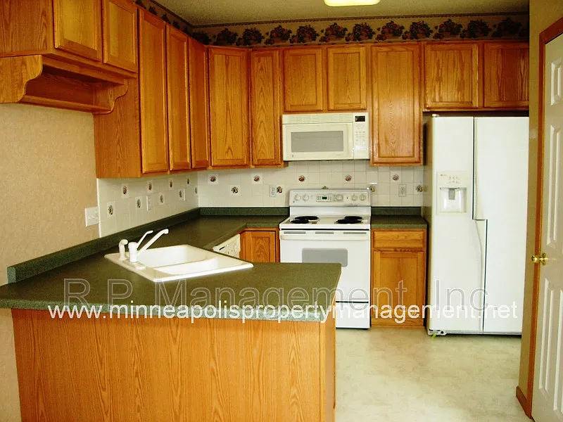 4 bed, 3.0 bath, 2250 sqft, $2,599 — Photo 2