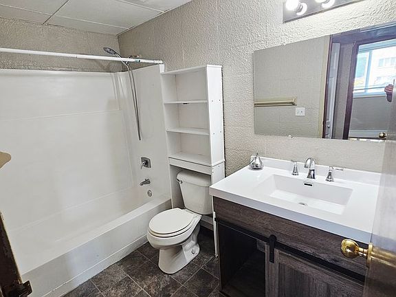 3rd image of 1008 Portland Dr #2