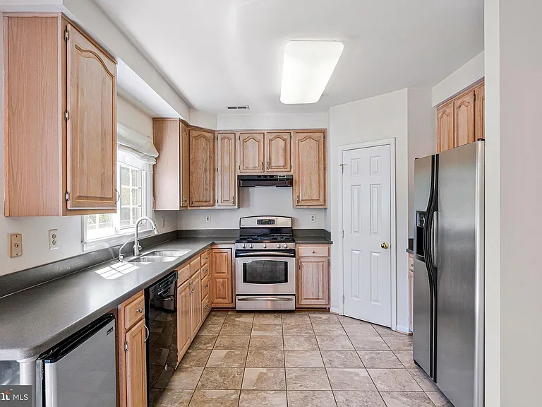 7059 Kings Manor Dr — Photo 6