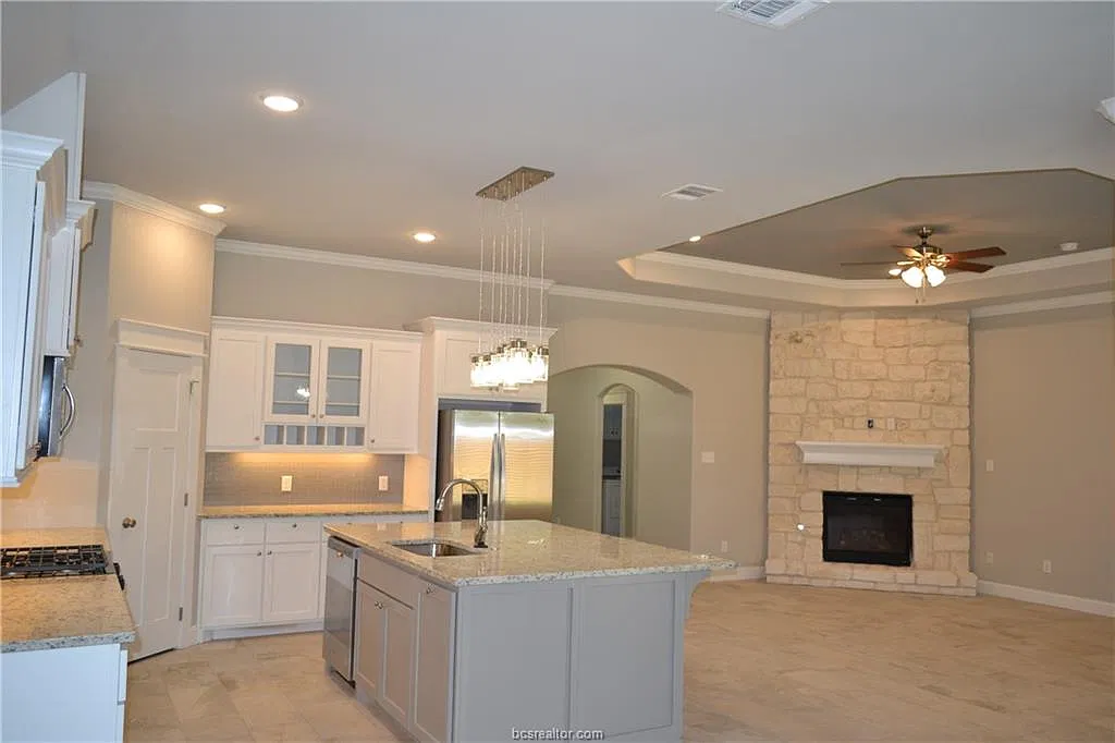 6 bed, 3169 sqft, $4,800 — Photo 2