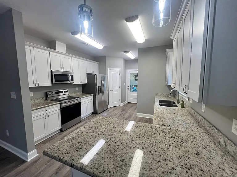 504 E Magee St — Photo 4