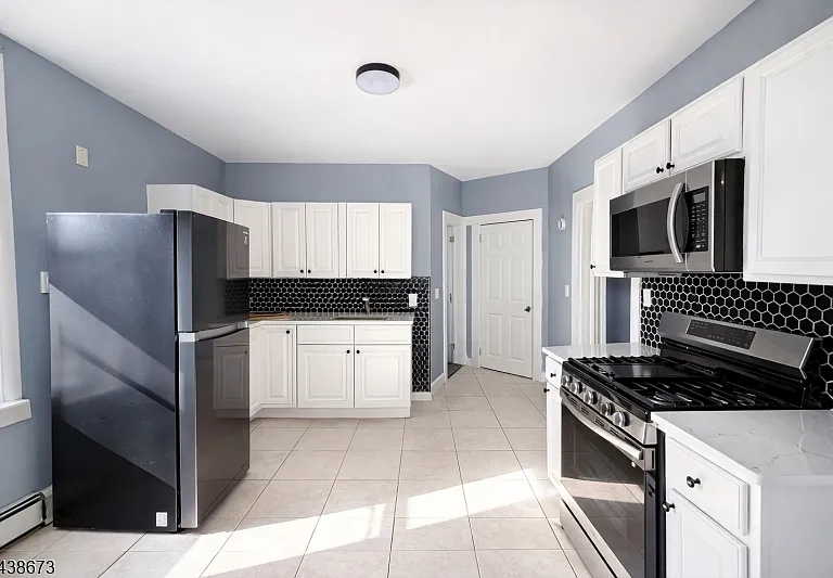 204 Demott Ave — Photo 6