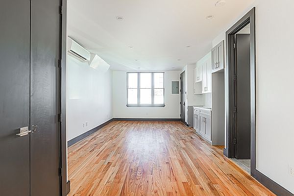 2nd image of 960 Pacific St #2J