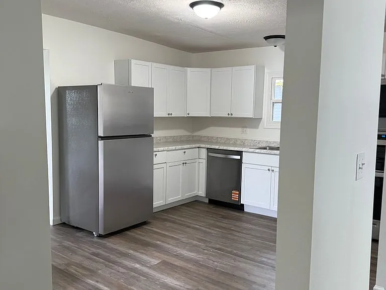 1052 N John St — Photo 18