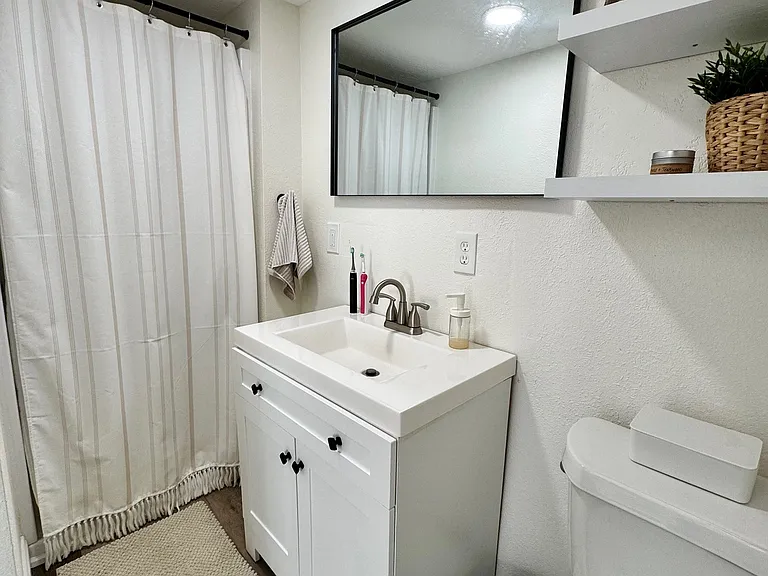 Primary bedroom's bathroom