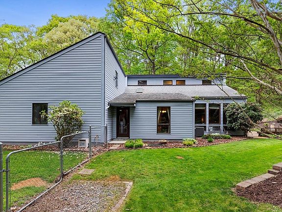 3rd image of 310 College Park Dr
