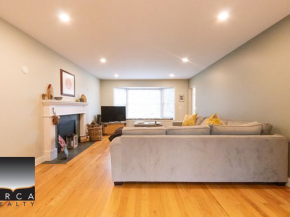 4th image of 3822 Lynn Valley Rd