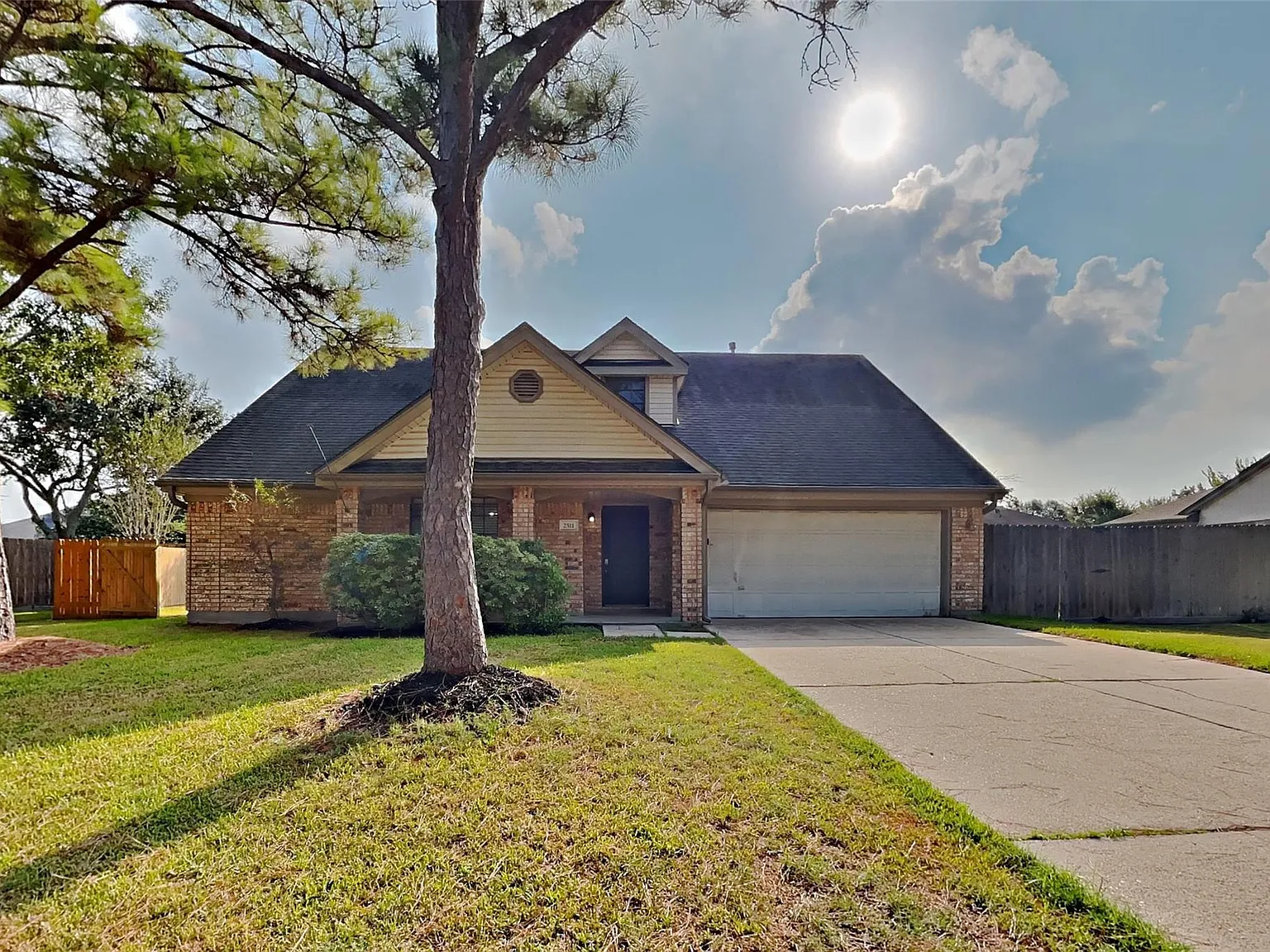 4 bed, 2.5 bath, 2320 sqft, $2,500 — Photo 1