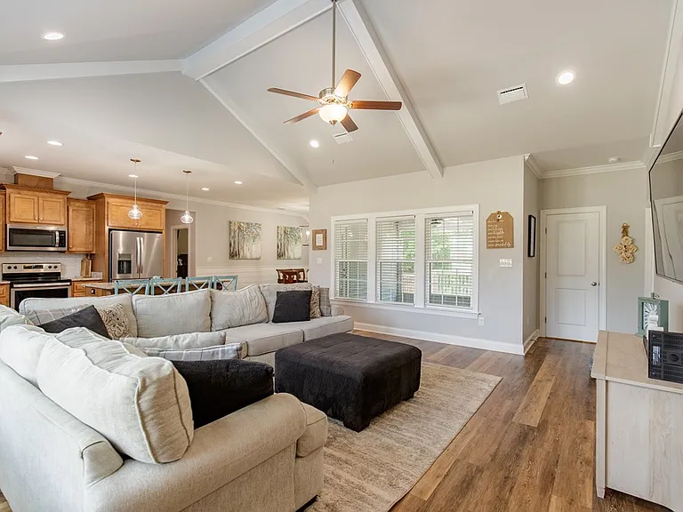 4051 Gramercy Dr — Photo 15