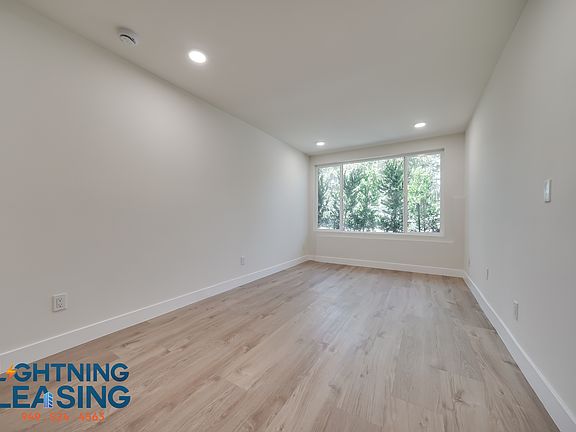 2nd image of 426 S Venice Blvd #9
