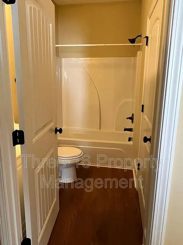 3 bed, 3.0 bath, 1359 sqft, $1,585 — Photo 4