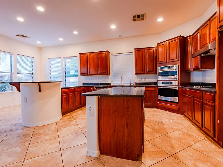 562 E Janet Way — Photo 9