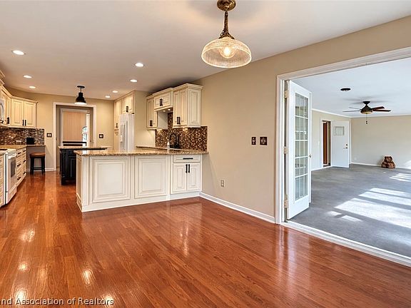 5th image of 2425 Country Club Rd