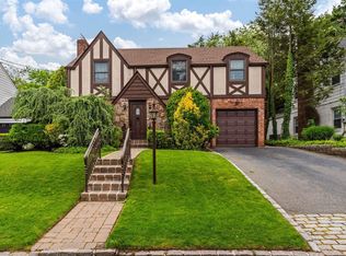 51 Hampshire Rd, Great Neck, NY 11023