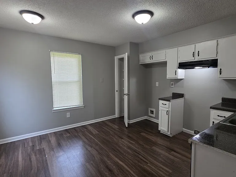 2504 Redvers Ave — Photo 5