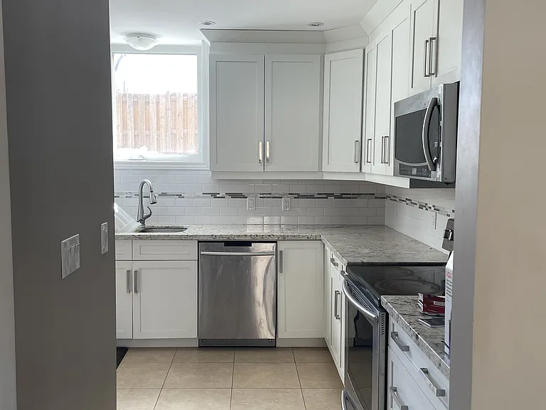 179B The Queensway S — Photo 2