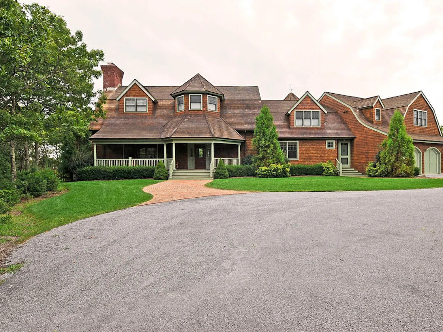 Immaculate And Private Five Bedroom Home In Wainscott — Photo 3