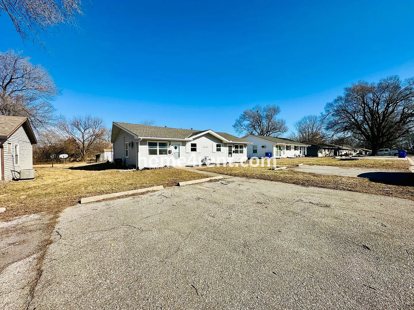 Two Bedroom Ranch Style Duplex Home in Grandview - Featuring Plenty of Natural Light, Fenced Yard... — Photo 2