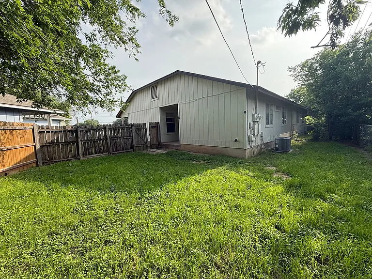 512 Willowbend Cv — Photo 11