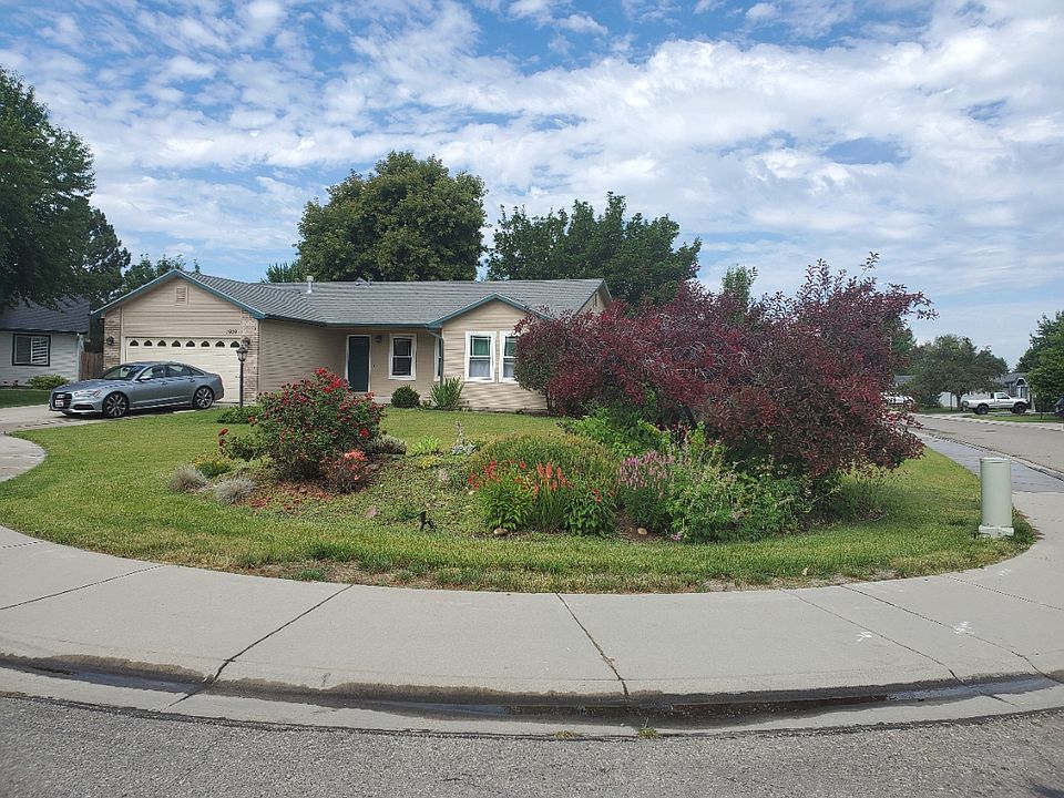 Front of home with large front yard.